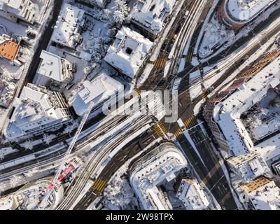 Die Stadt Zürich nach starkem Schneefall Anfang Dezember 2023, Stadtbild im Winter Stockfoto