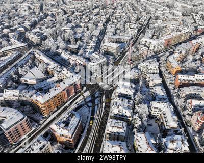 Die Stadt Zürich nach starkem Schneefall Anfang Dezember 2023, Stadtbild im Winter Stockfoto