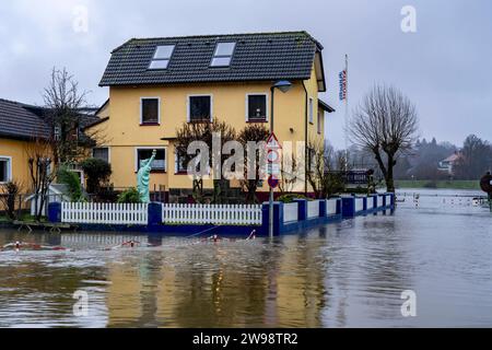 Hochwasser an der Ruhr, hier bei Hattingen, Gebäude an einem überschwemmten Campingplatz, komplett vom Hochwasser umschlossen, nach tagelangem Dauerregen, NRW, Deutschland, Hochwasser Ruhr *** Hochwasser am Ruhr, hier bei Hattingen, Gebäude auf einem überschwemmten Campingplatz, komplett von Hochwasser umgeben, nach Tagen Dauerregen, NRW, Deutschland, Hochwasser Ruhr Stockfoto