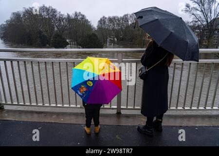 Zuschauer beim Hochwasser an der Ruhr, hier bei Essen-Werden, überschwemmte Brehm-Insel, nach tagelangem Dauerregen, NRW, Deutschland, Hochwasser Ruhr *** Zuschauer bei den Überschwemmungen am Ruhrgebiet, hier bei Essen Werden, überflutete die Insel Brehm, nach tagelangen Dauerregen, NRW, Deutschland, Ruhrfluten Stockfoto