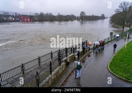 Zuschauer beim Hochwasser an der Ruhr, hier bei Essen-Kettwig, unterhalb des Wehrs vom Ruhrstausee nach tagelangem Dauerregen, NRW, Deutschland, Hochwasser Ruhr *** Zuschauer bei den Überschwemmungen am Ruhrgebiet, hier bei Essen Kettwig, unterhalb des Staudamms nach tagelangem Dauerregen, NRW, Deutschland, Ruhrfluten Stockfoto