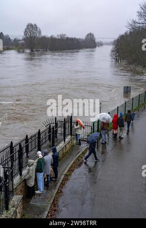 Zuschauer beim Hochwasser an der Ruhr, hier bei Essen-Kettwig, unterhalb des Wehrs vom Ruhrstausee nach tagelangem Dauerregen, NRW, Deutschland, Hochwasser Ruhr *** Zuschauer bei den Überschwemmungen am Ruhrgebiet, hier bei Essen Kettwig, unterhalb des Staudamms nach tagelangem Dauerregen, NRW, Deutschland, Ruhrfluten Stockfoto