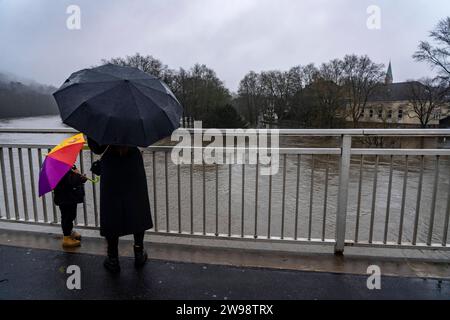 Zuschauer beim Hochwasser an der Ruhr, hier bei Essen-Werden, überschwemmte Brehm-Insel, nach tagelangem Dauerregen, NRW, Deutschland, Hochwasser Ruhr *** Zuschauer bei den Überschwemmungen am Ruhrgebiet, hier bei Essen Werden, überflutete die Insel Brehm, nach tagelangen Dauerregen, NRW, Deutschland, Ruhrfluten Stockfoto