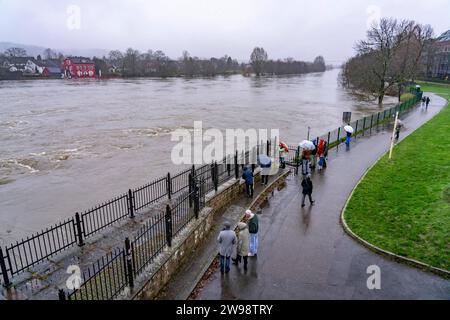 Zuschauer beim Hochwasser an der Ruhr, hier bei Essen-Kettwig, unterhalb des Wehrs vom Ruhrstausee nach tagelangem Dauerregen, NRW, Deutschland, Hochwasser Ruhr *** Zuschauer bei den Überschwemmungen am Ruhrgebiet, hier bei Essen Kettwig, unterhalb des Staudamms nach tagelangem Dauerregen, NRW, Deutschland, Ruhrfluten Stockfoto