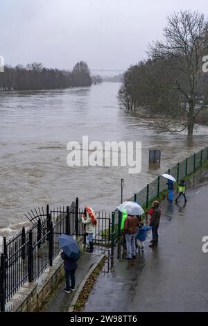 Zuschauer beim Hochwasser an der Ruhr, hier bei Essen-Kettwig, unterhalb des Wehrs vom Ruhrstausee nach tagelangem Dauerregen, NRW, Deutschland, Hochwasser Ruhr *** Zuschauer bei den Überschwemmungen am Ruhrgebiet, hier bei Essen Kettwig, unterhalb des Staudamms nach tagelangem Dauerregen, NRW, Deutschland, Ruhrfluten Stockfoto