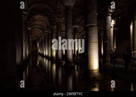 Istanbul, Türkei. Säulen in der restaurierten Basilika-Zisterne oder Yerebatan Sarayi Stockfoto