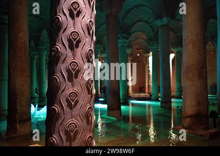 Einzigartige Säule mit Pfauauaugen in der Zisterne der Basilika in der restaurierten Zisterne der Basilika oder Yerebatan Sarayi. Selektive Fokussierung auf den Vordergrund Stockfoto