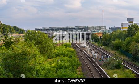 Berlin-Schöneberg, Deutschland - 06. September 2021: Blick auf die Stadtbahn mit dem Bahnhof Südkreuz im Hintergrund Stockfoto