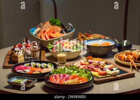 Auswahl an Gourmet-Meeresfrüchten und Desserts auf dem Esstisch. Gute Küche. Stockfoto