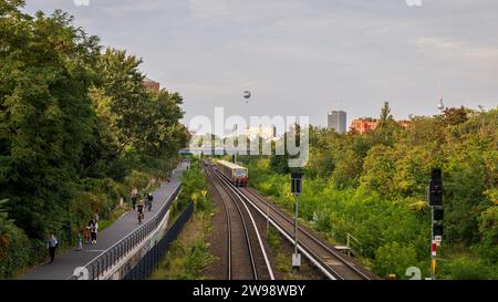 Berlin-Schöneberg, Deutschland - 06. September 2021: Blick auf die Stadtbahn und einen Zug auf dem Weg von der Yorkstr zum Bahnhof Südkreuz Stockfoto