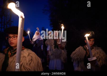 Olentzero und Mari Domingi, mit mehreren Joaldunaks, die bereit sind, die Parade zu beginnen Olentzero, Holzkohlebrenner, mythologischer Charakter der baskisch-Navaranischen Kultur, der mit seiner Frau Mari Domingi aus den Bergen kommt, um Geschenke für die Kleinen zu hinterlassen. Die Olentzero, Weihnachtsfigur aus der Tradition Nordspaniens. Er ist ein Holzkohlebrenner in blauen Hosen, einem karierten Hemd, sein Gesicht mit Kohle befleckt, der kleine Kinder Weihnachtsgeschenke bringt. In der Regel wird er von seiner Frau María Domingui begleitet. Stockfoto