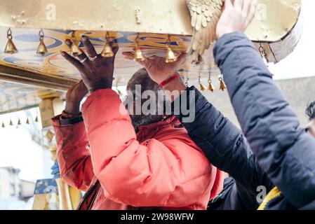 London, Großbritannien. 25. Dezember 2023 die Vorbereitung für das bevorstehende Swami Ayyappan Chariot Festival findet im Manor Park im Swami Ayyappan Centre statt. Dabei wird ein goldener Wagen gebaut, der von Gläubigen gezogen wird, Kokosnüsse mit Ghee gefüllt und eine Reihe von Heiligungszeremonien durchgeführt. © Simon King/Alamy Live News Stockfoto