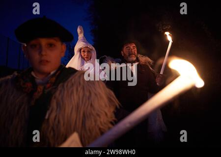 Olentzero und Mari Domingi, mit mehreren Joaldunaks, die bereit sind, die Parade zu beginnen Olentzero, Holzkohlebrenner, mythologischer Charakter der baskisch-Navaranischen Kultur, der mit seiner Frau Mari Domingi aus den Bergen kommt, um Geschenke für die Kleinen zu hinterlassen. Die Olentzero, Weihnachtsfigur aus der Tradition Nordspaniens. Er ist ein Holzkohlebrenner in blauen Hosen, einem karierten Hemd, sein Gesicht mit Kohle befleckt, der kleine Kinder Weihnachtsgeschenke bringt. In der Regel wird er von seiner Frau María Domingui begleitet. (Foto: Elsa A Bravo/SOPA Images/SIPA USA) Stockfoto