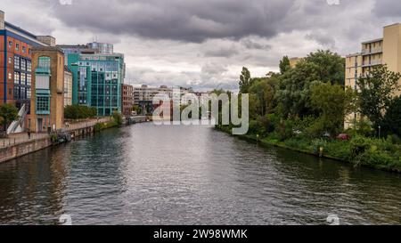 Berlin-Hansaviertel, Deutschland - 16. September 2021: Blick von der Lessingbrücke auf die Spree und den Spreebogen Stockfoto