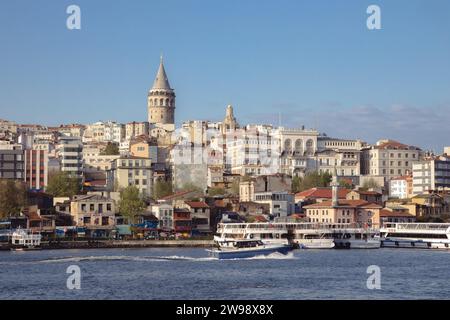 Galatenturm im Stadtteil Beyoğlu von Eminönü aus gesehen, erbaut während der byzantinischen Zeit des Kaisers Justinian in Istanbul, Türkei Stockfoto