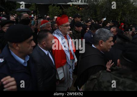 Der lateinische Patriarch von Jerusalem, Pierbattista Pizzaballa, kommt zur Weihnachtsmesse in der Geburtskirche der lateinische Patriarch von Jerusalem, Pierbattista Pizzaballa, kommt am 24. Dezember 2023 in Bethlehem, Westjordanland, zur Weihnachtsmesse an der Geburtskirche an. Im vergangenen Monat haben christlich-palästinensische Führer hier öffentliche Weihnachtsfeiern abgehalten und die Auswirkungen des andauernden Krieges in Gaza genannt. Bethlehem wird von Christen als Geburtsort Jesu angesehen und ist zu dieser Jahreszeit meist von ausländischen Touristen bevölkert, mit Straßen voller Weihnachtsdekoration und Händlern, die Schmuck verkaufen Stockfoto