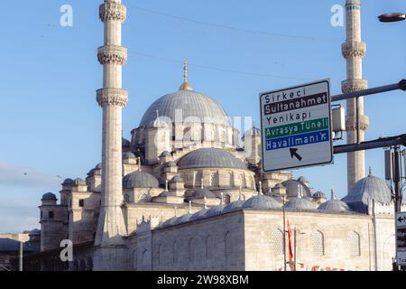 Yeni Cami Moschee (neue Moschee) im Viertel Eminönü in Istanbul, Türkei, erbaut im Jahr 1663 Stockfoto