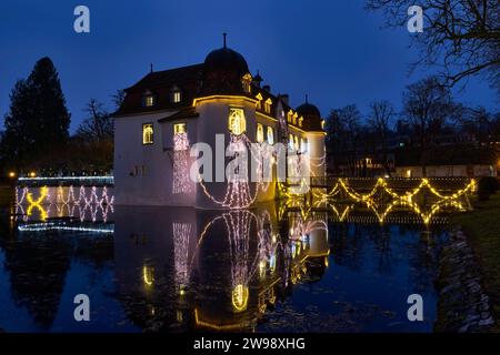 Schweiz, Baselland, Baselbiet, Kanton Baselland, Bottmingen, Bottmingen BL, Wasserschloss, Adventszeit, Weihnachtsbeleuchtung, Pond Castle Stockfoto