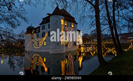 Schweiz, Baselland, Baselbiet, Kanton Baselland, Bottmingen, Bottmingen BL, Wasserschloss, Adventszeit, Weihnachtsbeleuchtung, Pond Castle Stockfoto