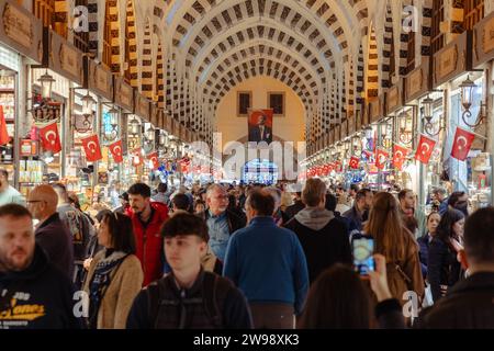 Bazaar Publikum auf dem Gewürzbasar (Ägyptischer Basar - Mısır Çarşısı) in Istanbul, Türkei, erbaut 1664 Stockfoto