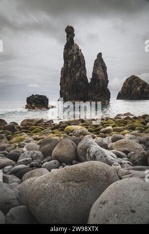Ein malerischer Blick auf die felsige Küste von Ribeira da Janela, Madeira, Portugal Stockfoto