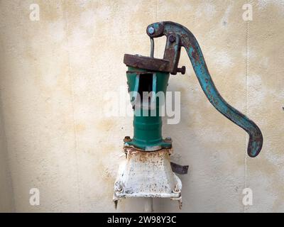 Altmodische Handpumpe zum Pumpen von Wasser Stockfoto