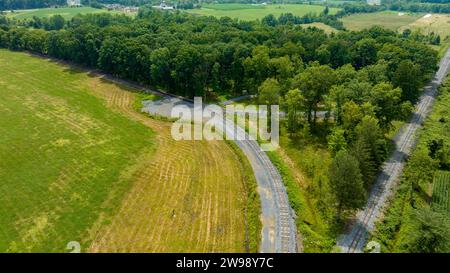 Ein Blick aus der Luft auf eine Schmalspurbahn Wye, in der Mitte der ländlichen Landschaft. Stockfoto