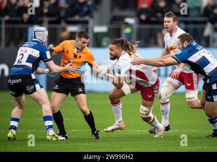 Harlequins Chandler Cunningham-South trifft am Samstag auf Schiedsrichter Luke Pearce während des Bath Rugby vs Harlequins, The Recreation Ground, Bath UK Stockfoto