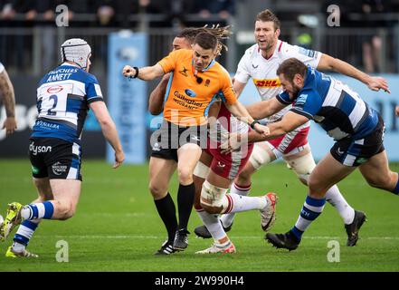 Harlequins Chandler Cunningham-South trifft am Samstag auf Schiedsrichter Luke Pearce während des Bath Rugby vs Harlequins, The Recreation Ground, Bath UK Stockfoto