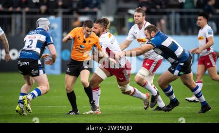 Harlequins Chandler Cunningham-South trifft am Samstag auf Schiedsrichter Luke Pearce während des Bath Rugby vs Harlequins, The Recreation Ground, Bath UK Stockfoto