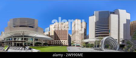 Dallas, USA - 6. November 2023: Blick auf die Skyline von Dallas im historischen Westend-Viertel. Stockfoto