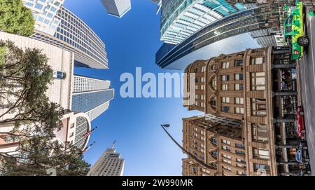 Dallas, USA - 6. November 2023: Blick auf die Skyline von Dallas im ATandT Discovery District in der Innenstadt von Dallas an der Commerce Street. Stockfoto