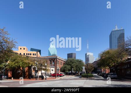 Dallas, USA - 6. November 2023: Blick auf die Skyline von Dallas im historischen Westend-Viertel. Stockfoto