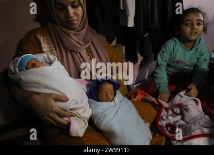 Vertriebene Palästinenser Iman Al-Masri gebären Quadruplets vertriebene Palästinenser Iman Al-Masri gebären Quadruplets man befindet sich noch immer im Krankenhaus und wird am 25. Dezember 2023 in der Notunterkunft der Rufaydah-Schule in Deir Al-Balah behandelt. Al-Masry lebt mit ihrem Ehemann und ihren Kindern, nachdem sie aus der Stadt Beit Hanoun im nördlichen Gazastreifen vertrieben wurden, in einem Schutzzentrum unter schwierigen Lebensbedingungen. Nahrungsmangel und Krankheitsausbreitung. Foto: Naaman Omar apaimages Dair EL-Balah Gazastreifen palästinensisches Territorium 251223 Dair El-Balah NAA 0025 C Stockfoto