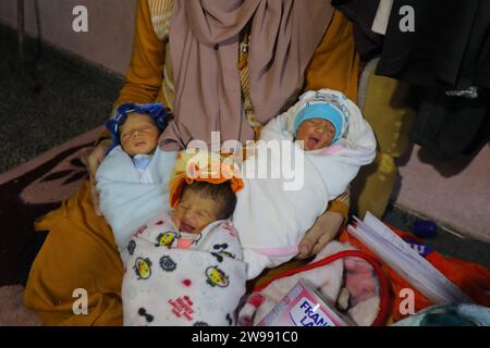 Vertriebene Palästinenser Iman Al-Masri gebären Quadruplets vertriebene Palästinenser Iman Al-Masri gebären Quadruplets man befindet sich noch immer im Krankenhaus und wird am 25. Dezember 2023 in der Notunterkunft der Rufaydah-Schule in Deir Al-Balah behandelt. Al-Masry lebt mit ihrem Ehemann und ihren Kindern, nachdem sie aus der Stadt Beit Hanoun im nördlichen Gazastreifen vertrieben wurden, in einem Schutzzentrum unter schwierigen Lebensbedingungen. Nahrungsmangel und Krankheitsausbreitung. Foto: Naaman Omar apaimages Dair EL-Balah Gazastreifen palästinensisches Territorium 251223 Dair El-Balah NAA 009 Co Stockfoto