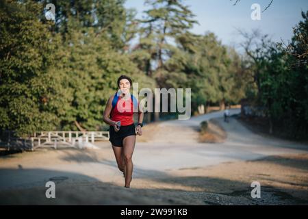 Aktives Paartraining im Park Stockfoto