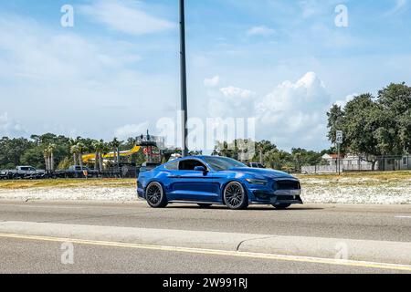 Gulfport, MS - 05. Oktober 2023: Weitwinkel-Seitenansicht eines Ford Mustang GT Premium Coupés aus dem Jahr 2016 auf einer lokalen Automobilausstellung. Stockfoto