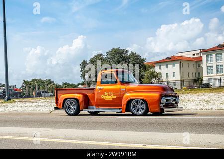 Gulfport, MS - 05. Oktober 2023: Weitwinkel-Seitenansicht eines Ford F100 Pickup Trucks von 1955 auf einer lokalen Autoshow. Stockfoto