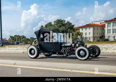 Gulfport, MS - 05. Oktober 2023: Weitwinkel-Seitenansicht eines Ford Model T Bucket Street Rod aus dem Jahr 1926 auf einer lokalen Autoshow. Stockfoto