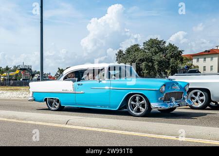 Gulfport, MS - 05. Oktober 2023: Weitwinkel-Seitenansicht eines 1955 Chevrolet Bel Air 2-türigen Hardtops auf einer lokalen Autoshow. Stockfoto