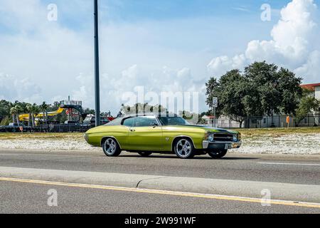 Gulfport, MS - 05. Oktober 2023: Weitwinkel-Seitenansicht eines Chevrolet Chevelle SS Hardtop Coupés aus dem Jahr 1971 auf einer lokalen Autoshow. Stockfoto