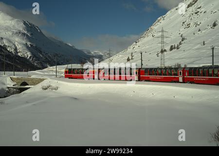 Eine Zugfahrt mit dem berühmten Bernina Express in der Schweiz über die Berge und vorbei an wunderschönen Landschaften Stockfoto