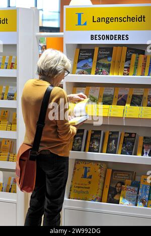 Frankfurter Buchmesse 2022. Besucher der Frankfurter Buchmesse am 18.10.2023. 20231018MWI105301 *** Frankfurter Buchmesse 2022 Besucher der Frankfurter Buchmesse am 18 10 2023 20231018MWI105301 Stockfoto