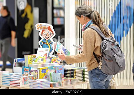 Frankfurter Buchmesse 2022. Besucher der Frankfurter Buchmesse am 18.10.2023. 20231018MWI105287 *** Frankfurter Buchmesse 2022 Besucher der Frankfurter Buchmesse am 18 10 2023 20231018MWI105287 Stockfoto