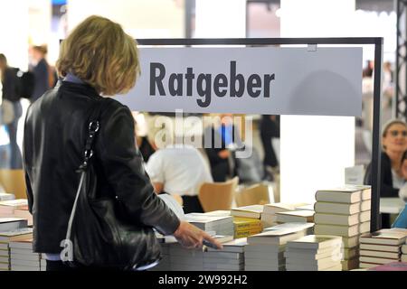 Frankfurter Buchmesse 2022. Besucher der Frankfurter Buchmesse am 18.10.2023. 20231018MWI105274 *** Frankfurter Buchmesse 2022 Besucher der Frankfurter Buchmesse am 18 10 2023 20231018MWI105274 Stockfoto
