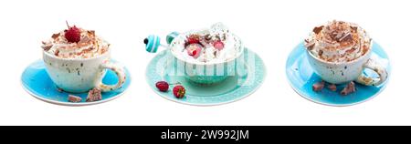 Heiße Schokolade oder Kaffee mit Schlagsahne serviert mit einem Kakao und Beeren, Vorderansicht, Konzept für Winterferien, isoliert, Paket Stockfoto