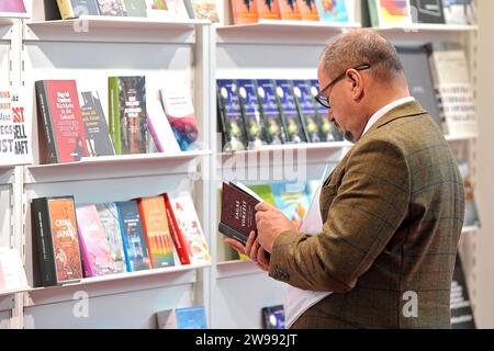 Frankfurter Buchmesse 2022. Besucher der Frankfurter Buchmesse am 18.10.2023. 20231018MWI105680 *** Frankfurter Buchmesse 2022 Besucher der Frankfurter Buchmesse am 18 10 2023 20231018MWI105680 Stockfoto