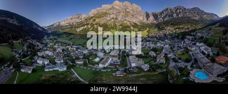 Luftaufnahme des Leukerbads. Loeche les bains. Dorf in den alpen im Kanton Wallis in der Schweiz. Berühmtes Thermalbad. Spa-Resorts, Stockfoto