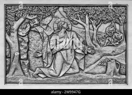 Die Qualen im Garten – das erste schmerzhafte Geheimnis. Eine Reliefskulptur in der Basilika unserer Lieben Frau vom Rosenkranz von Fatima in Fatima, Portugal. Stockfoto