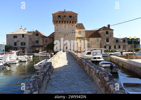 Kastel Gomilica ist die älteste Stadt in der Bucht von Kastela in Dalmatien, Kroatien. Stockfoto